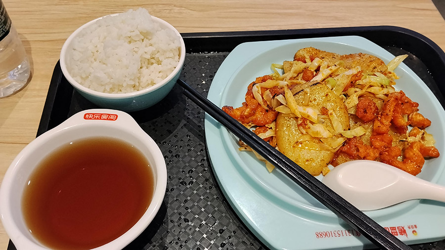 学内食堂にて