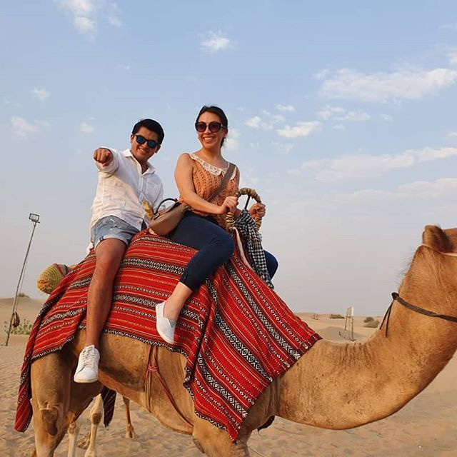 デザートサファリでは、ジープで砂漠の中を走りラクダに乗れます！