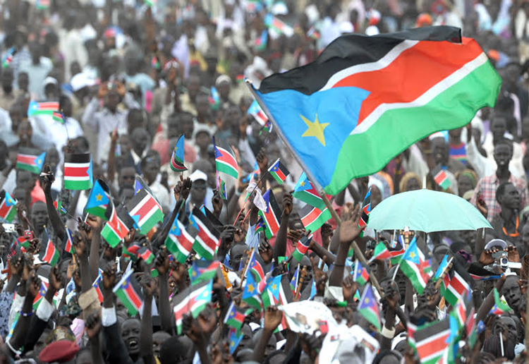 南スーダン共和国の独立を祝う人々。