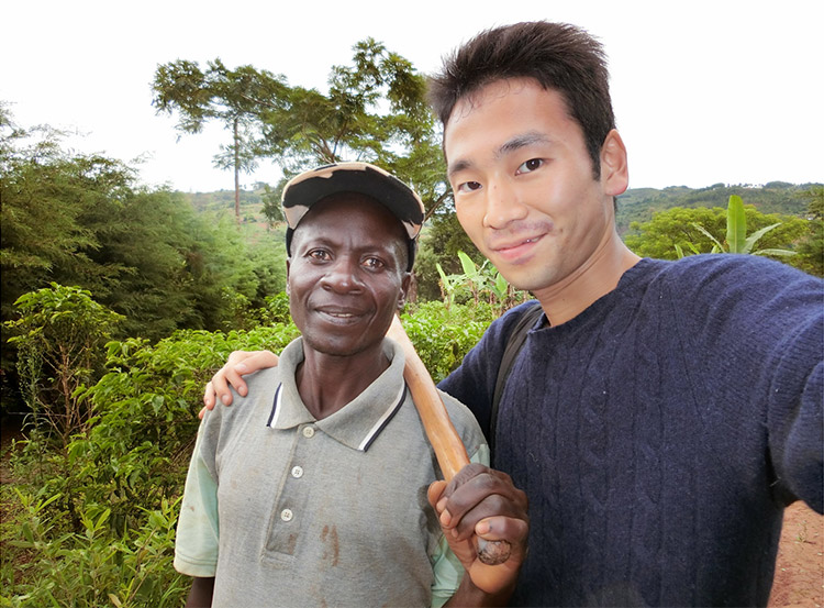 マラウイ北部コーヒー農園にて。農夫のTony Mbezeと著者の写真