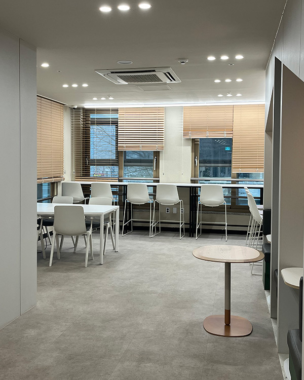 学生寮内の共有スペース