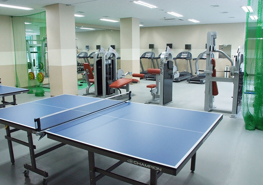 寮内にはジムやコンビニなど設備も充実