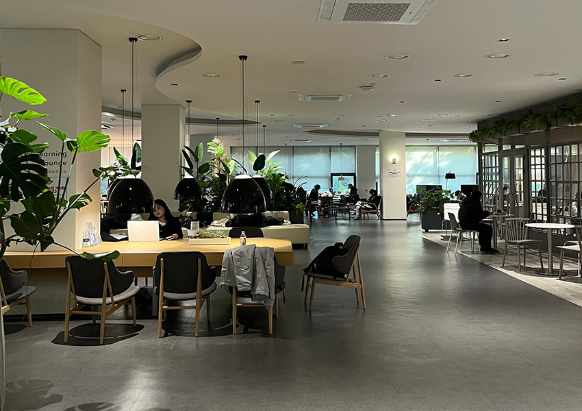 開放感のある中央図書館