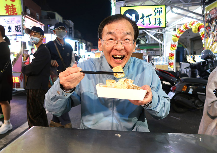 夜市で臭豆腐を味わう