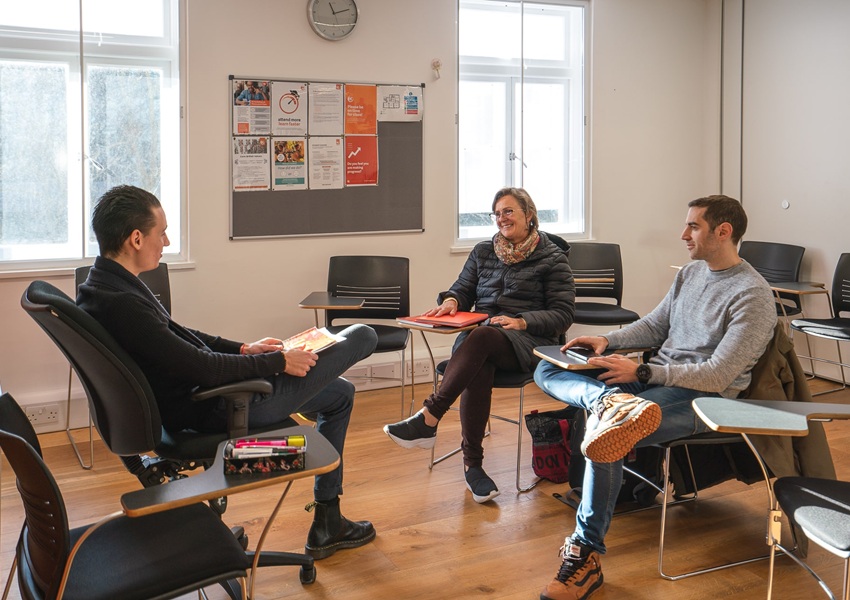 30歳以上の社会人向けコースも展開しており、幅広い年代の留学生を受け入れている（EC London 30+）