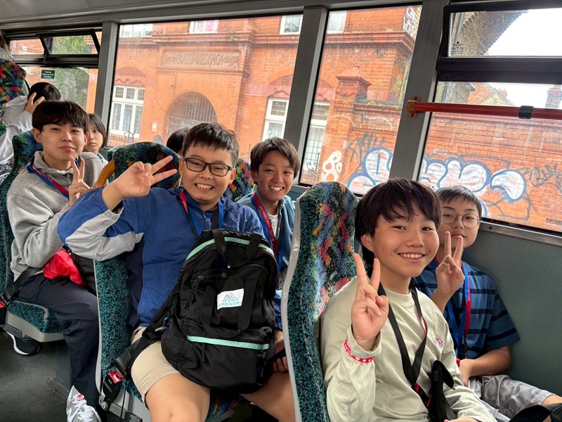 専用バスで通学します