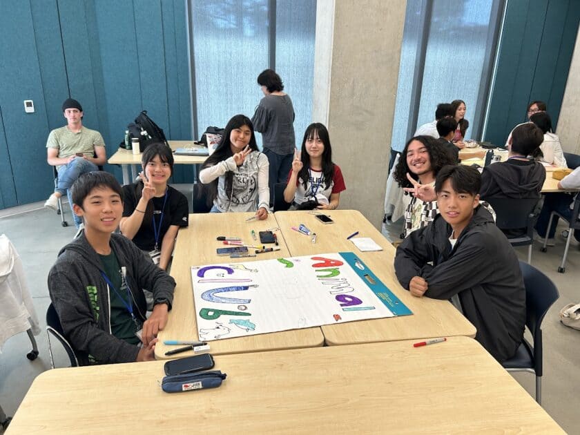 協力しながらグループ作業