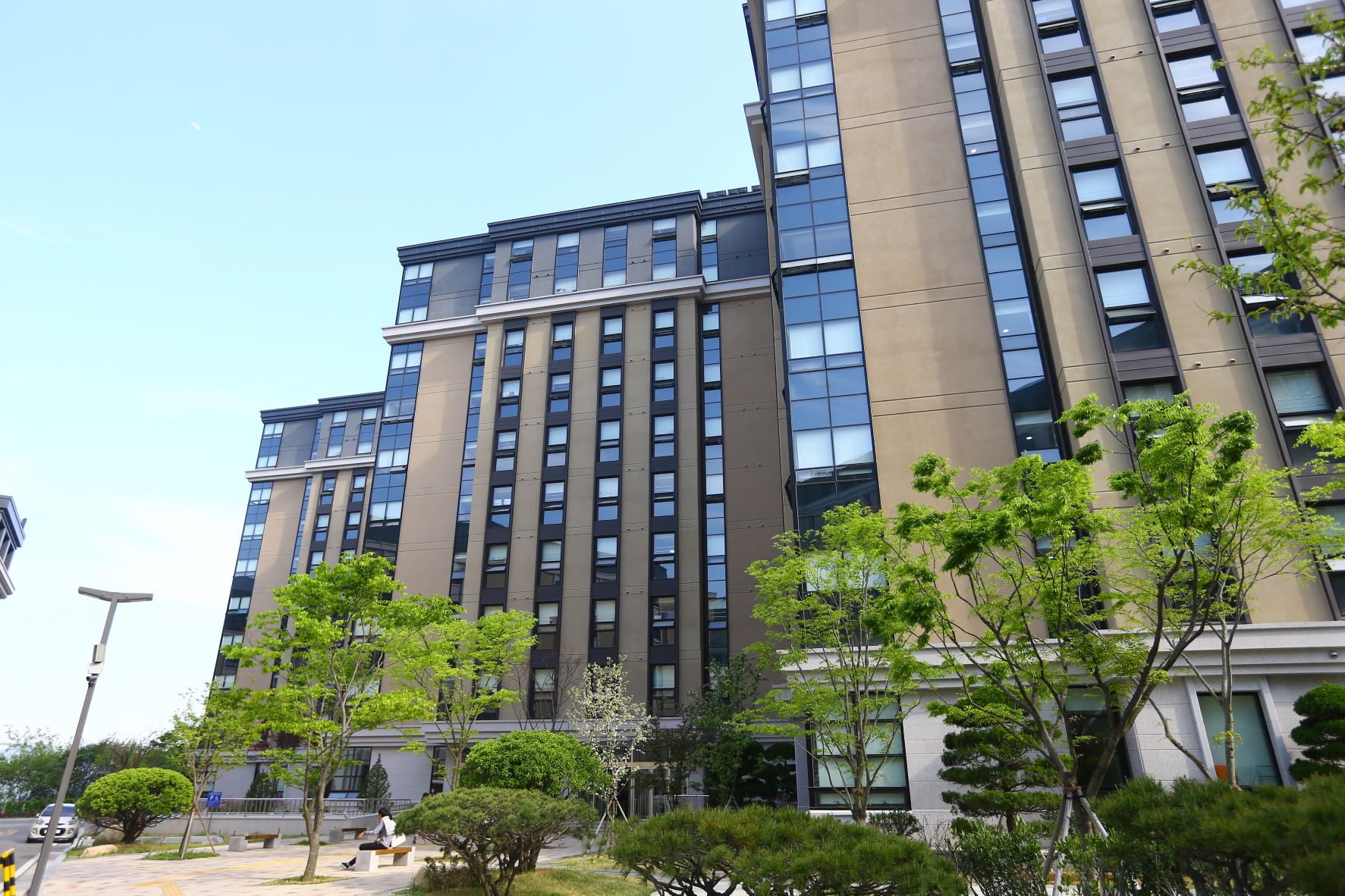 ホテルのような学生寮の外観