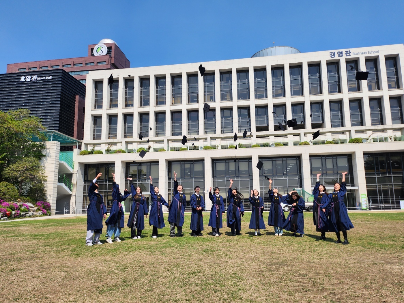 修了式にはみんなでガウン着用💫